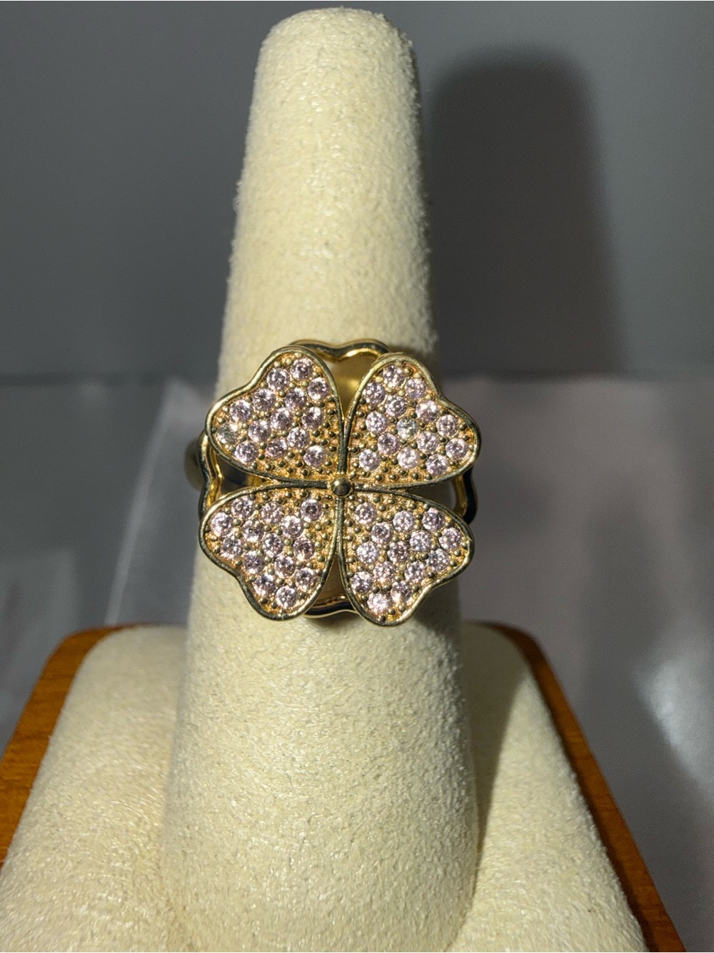 Size 7.5 18K Gold AAACZ Clover Spinner Ring
